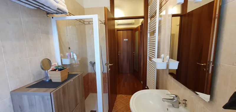 Salle de bain avec douche et meuble