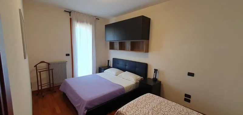 Chambre avec porte-fenêtre
