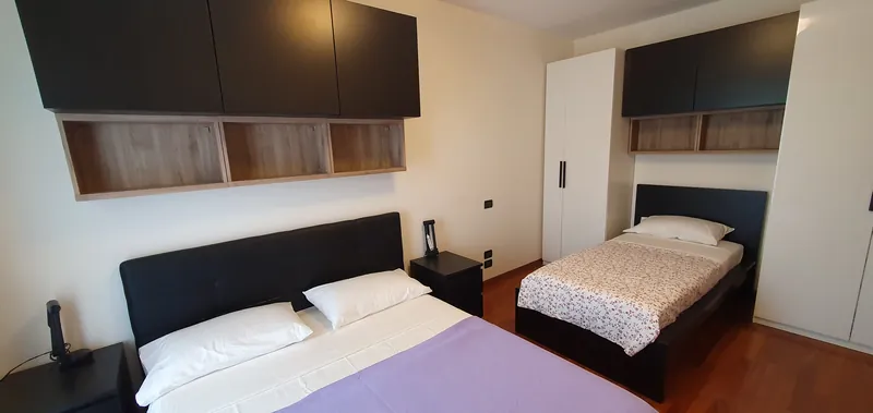 Chambre avec un lit double et un lit simple