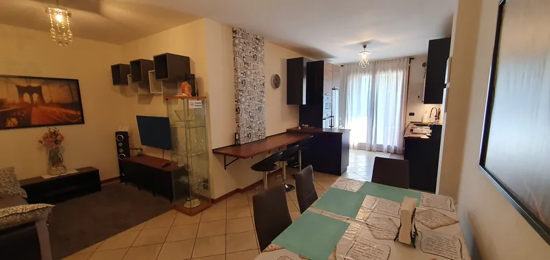 Séjour ouvert sur la cuisine, avec table à manger et bar